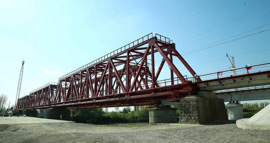 Azərbaycanın ən böyük dəmir yolu körpüsü tikilir Azərbaycanın ən böyük dəmir yolu körpüsü tikilir