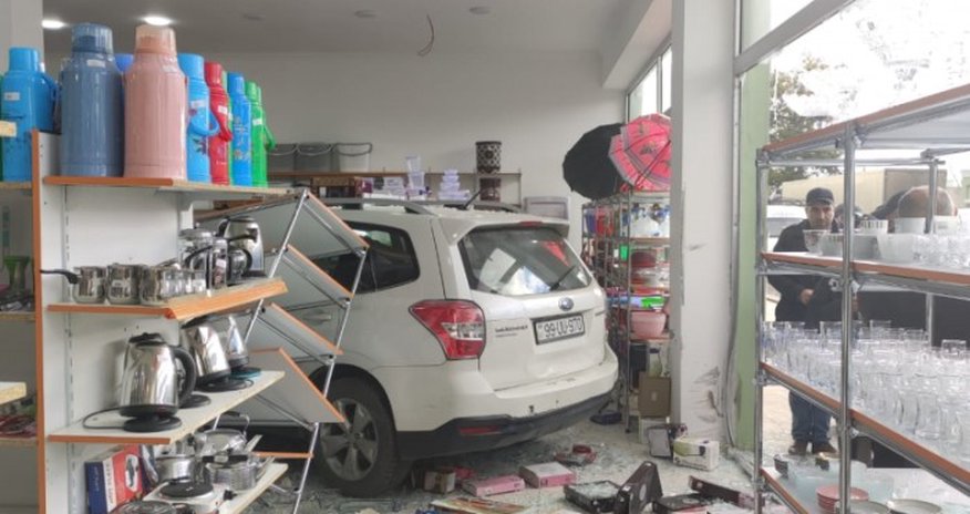 Xaçmazda maşın mağazaya girdi Xaçmazda maşın mağazaya girdi