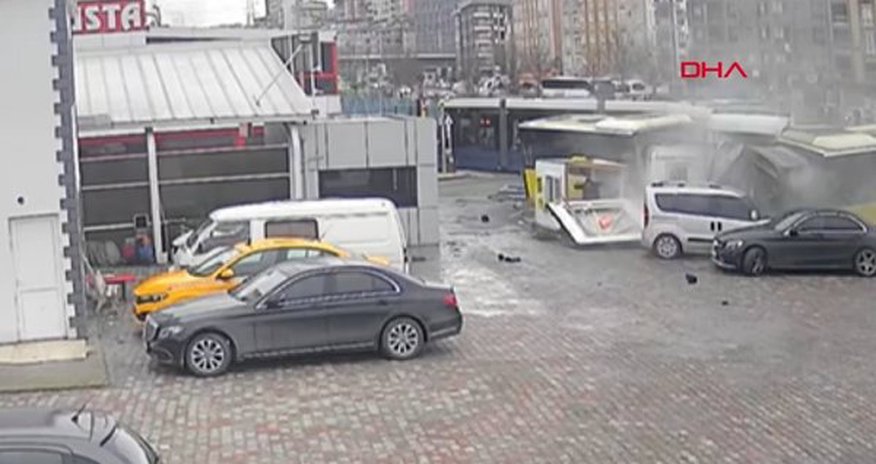 İstanbulda tramvay avtobusla toqquşdu – Yaralılar var İstanbulda tramvay avtobusla toqquşdu – Yaralılar var
