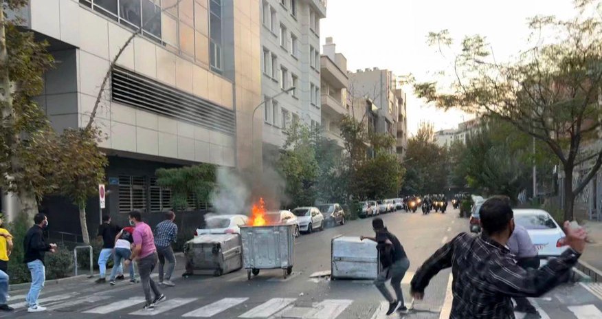 İran höküməti camaatı döymək üçün muzdullara pul ödəyir İran höküməti camaatı döymək üçün muzdullara pul ödəyir