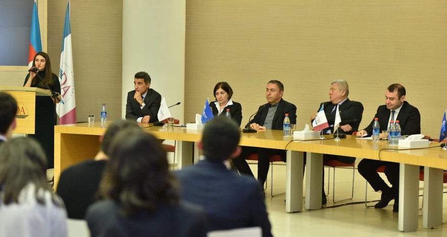 “Heydər Əliyev və xarici siyasətin Azərbaycan modeli” mövzusunda panel müzakirəsi keçirilib “Heydər Əliyev və xarici siyasətin Azərbaycan modeli” mövzusunda panel müzakirəsi keçirilib