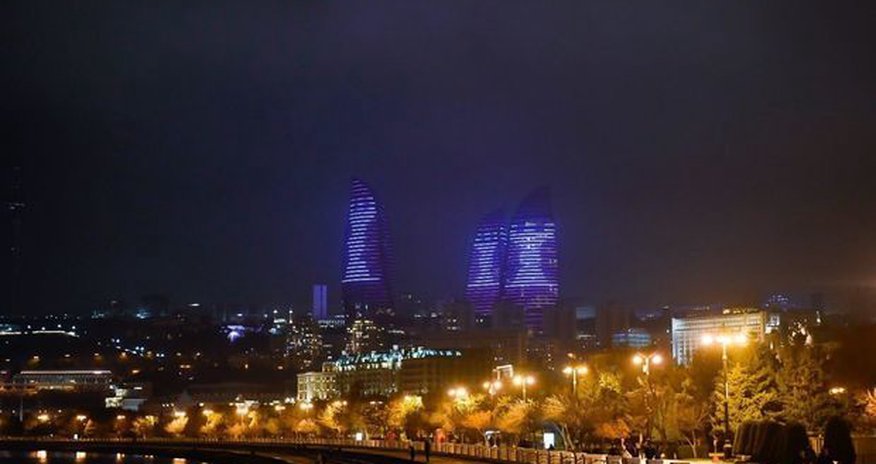 Логотип "Мемориала Вугара Гашимова" проецируется на Flame Towers Логотип "Мемориала Вугара Гашимова" проецируется на Flame Towers
