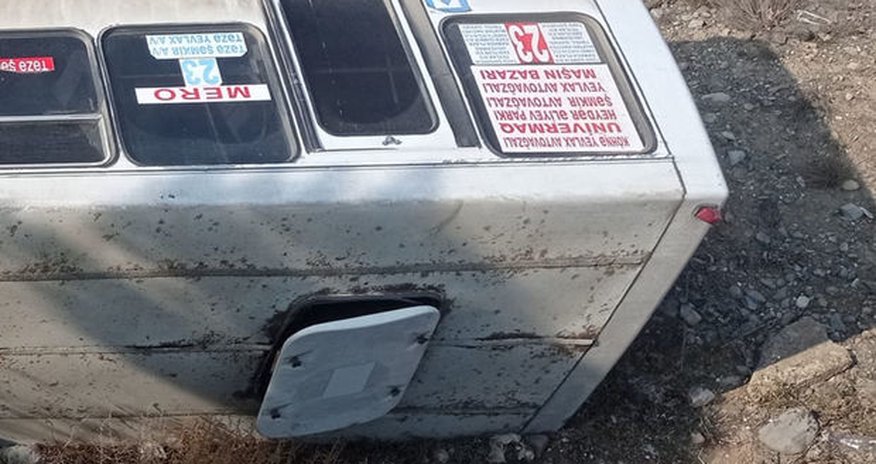 Sərnişin avtobusu dərəyə aşdı Sərnişin avtobusu dərəyə aşdı