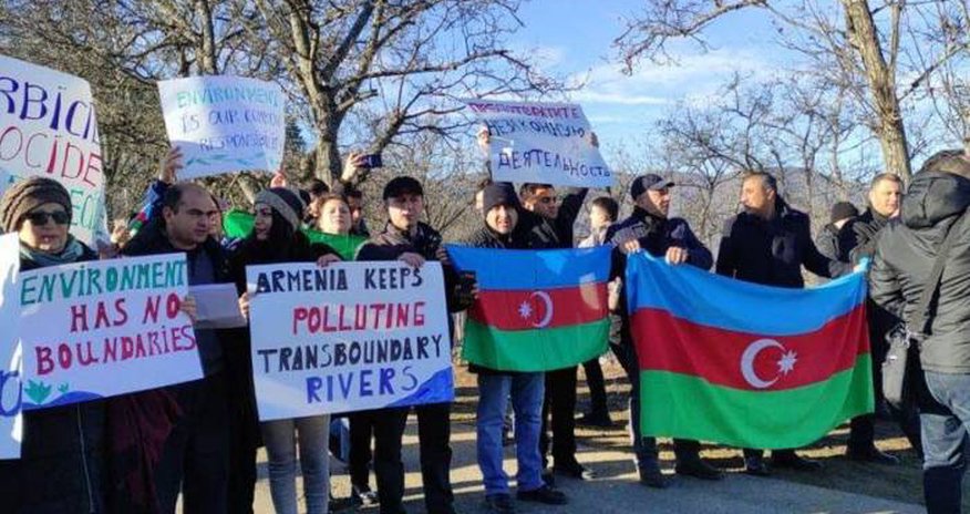 Xankəndi-Laçın yolunda etiraz aksiyası yeni ilin ilk günündə də davam edir Xankəndi-Laçın yolunda etiraz aksiyası yeni ilin ilk günündə də davam edir
