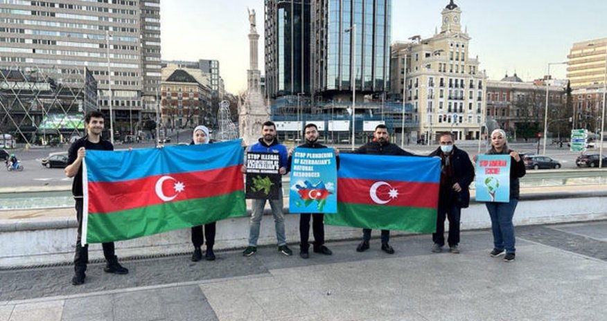 В Мадриде азербайджанцы провели акцию против армянского экотеррора в Карабахе В Мадриде азербайджанцы провели акцию против армянского экотеррора в Карабахе