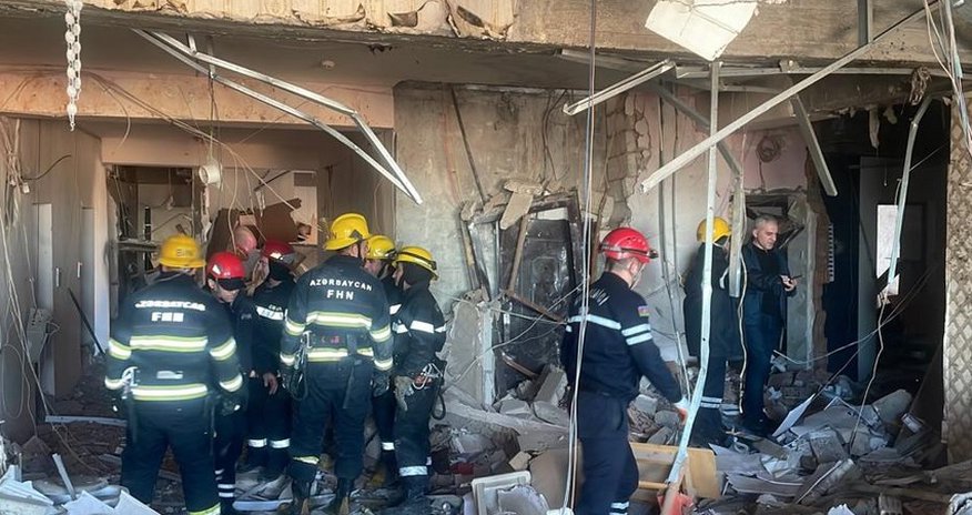 Bakıda yaşayış binasında partlayış nəticəsində ölən şəxs polis imiş Bakıda yaşayış binasında partlayış nəticəsində ölən şəxs polis imiş