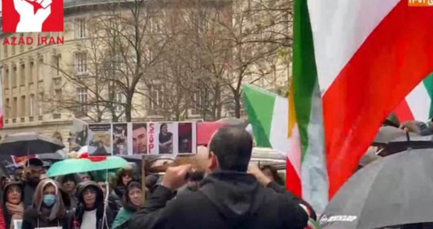 Иранцы во Франции уже 12 недель протестуют против режима мулл Иранцы во Франции уже 12 недель протестуют против режима мулл