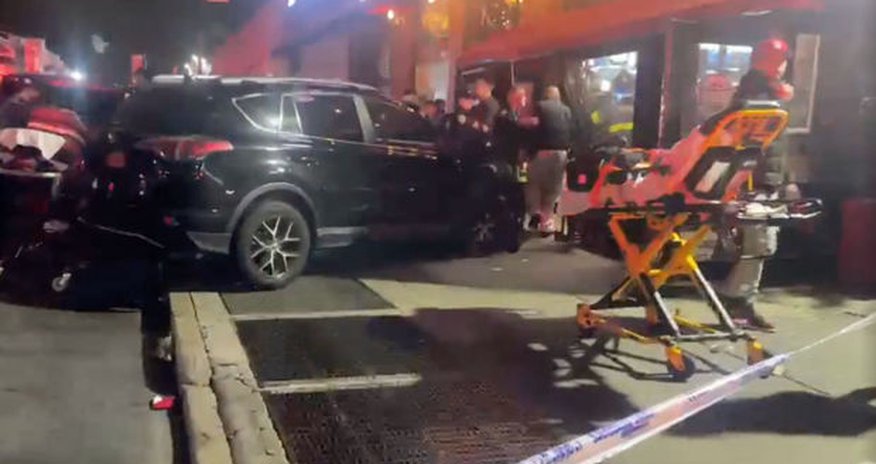 В Нью-Йорке автомобиль врезался в ресторан, в числе пострадавших дети В Нью-Йорке автомобиль врезался в ресторан, в числе пострадавших дети
