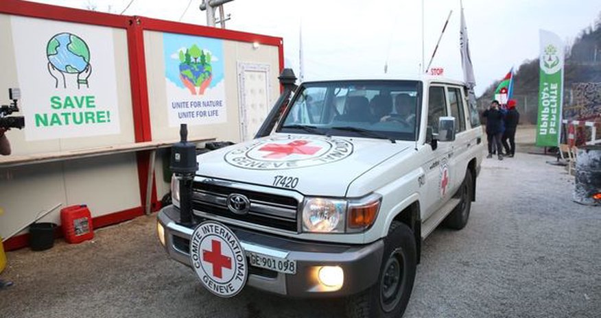 Xankəndi-Laçın yolunda BQXK-yə məxsus avtomobillərin növbəti dəfə hərəkətinə şərait yaradılıb Xankəndi-Laçın yolunda BQXK-yə məxsus avtomobillərin növbəti dəfə hərəkətinə şərait yaradılıb