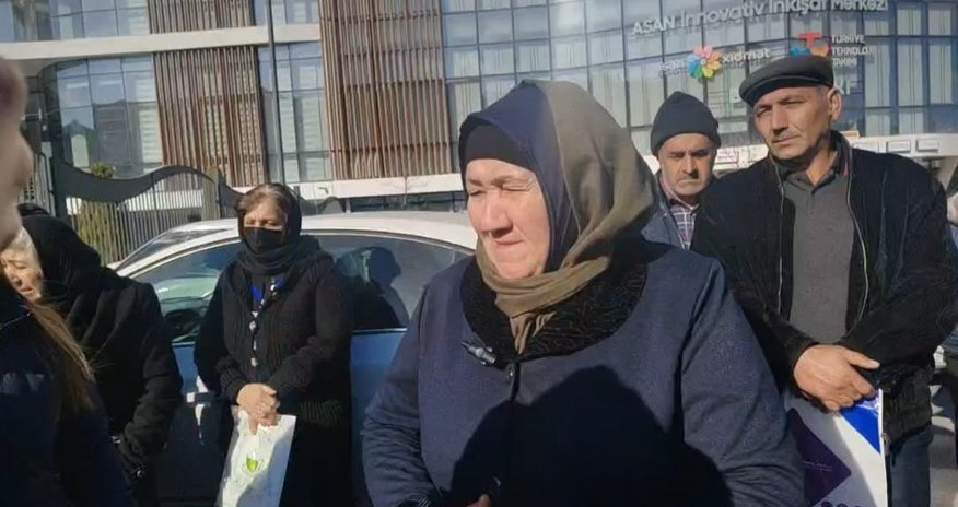 Prezident Aparatı qarşısında etiraz aksiyası keçirilib Prezident Aparatı qarşısında etiraz aksiyası keçirilib