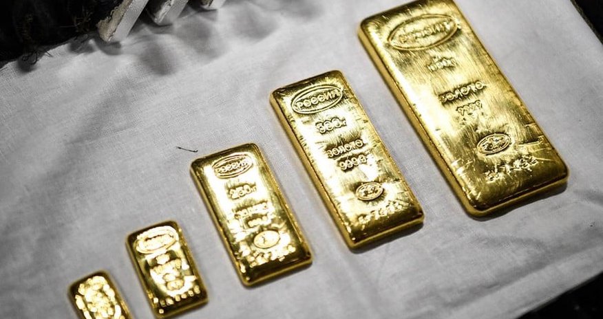 Gold prices fall slightly ahead of statistics release in US Gold prices fall slightly ahead of statistics release in US