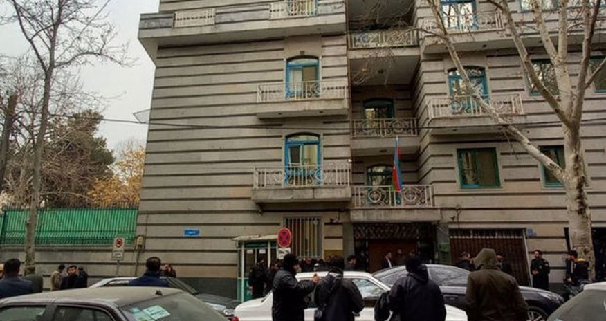 Протестующие в Иране обвиняют КСИР в нападении на посольство Азербайджана Протестующие в Иране обвиняют КСИР в нападении на посольство Азербайджана