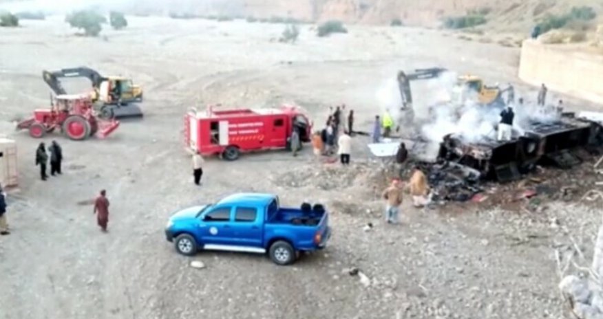 В Пакистане при ДТП с автобусом погибли более 40 человек В Пакистане при ДТП с автобусом погибли более 40 человек