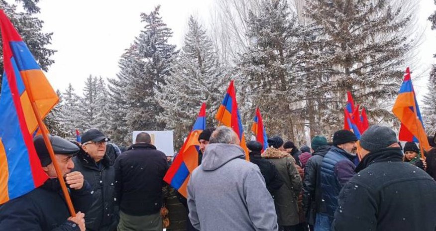 В Армении перед 102-й военной базой России прошла акция протеста В Армении перед 102-й военной базой России прошла акция протеста