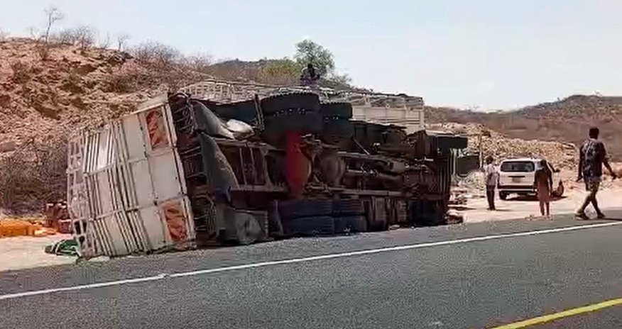 В Кении 14 человек погибли из-за водителя, пытавшегося объехать верблюда В Кении 14 человек погибли из-за водителя, пытавшегося объехать верблюда