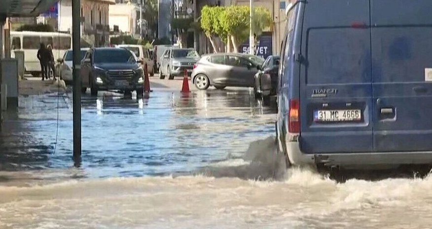 Türkiyədə dənizin səviyyəsi qalxıb, küçələri su basıb Türkiyədə dənizin səviyyəsi qalxıb, küçələri su basıb
