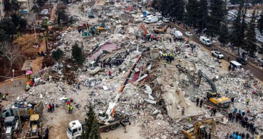 Türkiyədə 35 yaşlı kişi və 7 yaşlı uşaq dağıntılar altından sağ çıxarılıb Türkiyədə 35 yaşlı kişi və 7 yaşlı uşaq dağıntılar altından sağ çıxarılıb