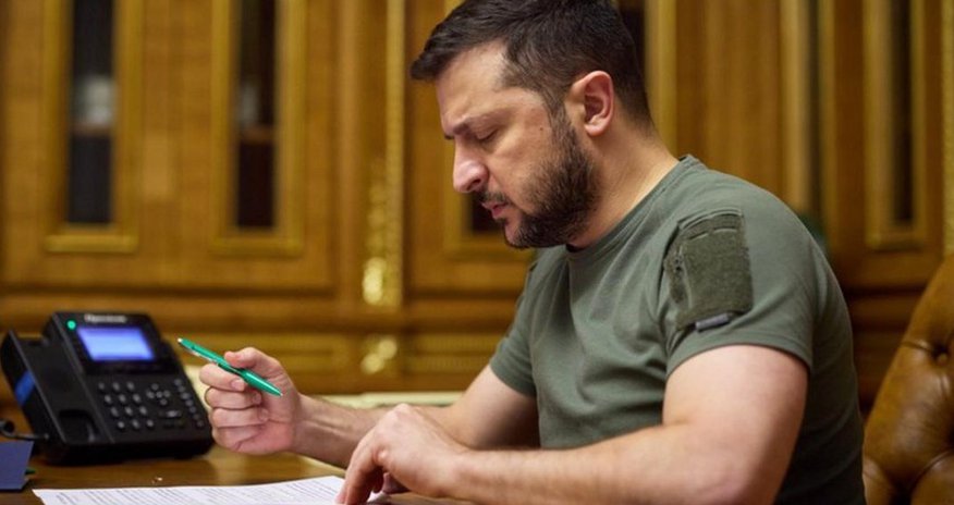 Зеленский уволил командующего Объединенными силами Украины Зеленский уволил командующего Объединенными силами Украины
