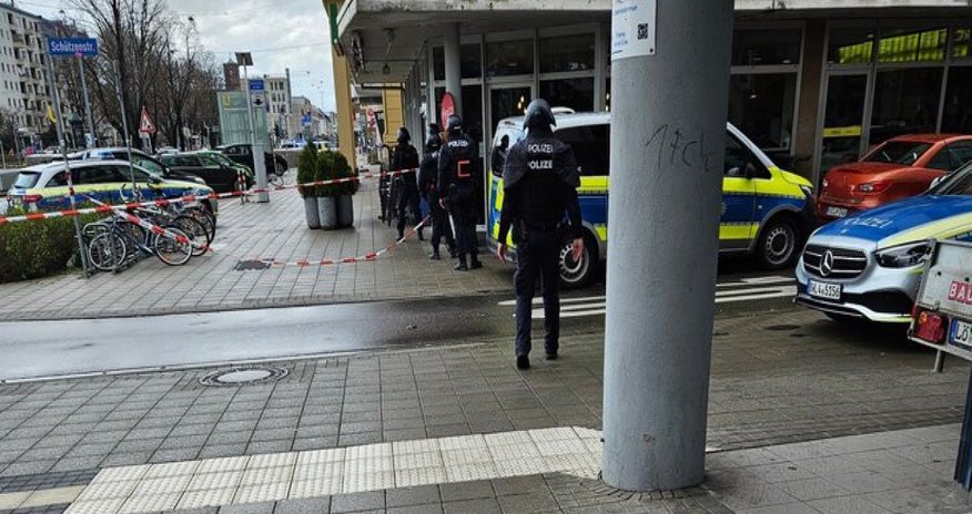 Полицейские взяли штурмом аптеку в германском Карлсруэ Полицейские взяли штурмом аптеку в германском Карлсруэ