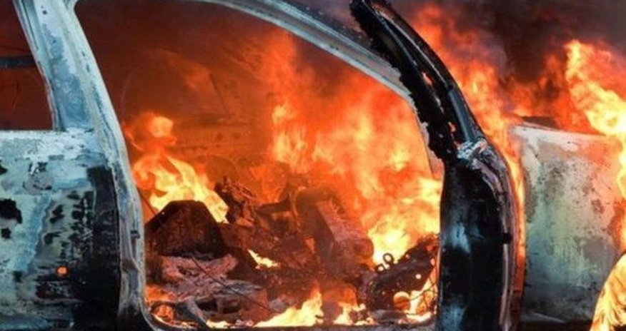 В Баку загорелся легковой автомобиль В Баку загорелся легковой автомобиль