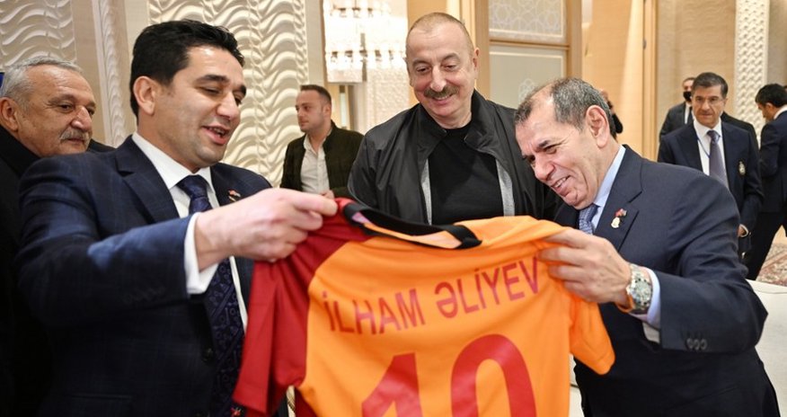 “Qalatasaray” futbol klubunun prezidenti Prezident İlham Əliyevə xatirə hədiyyələri tədqim edib “Qalatasaray” futbol klubunun prezidenti Prezident İlham Əliyevə xatirə hədiyyələri tədqim edib