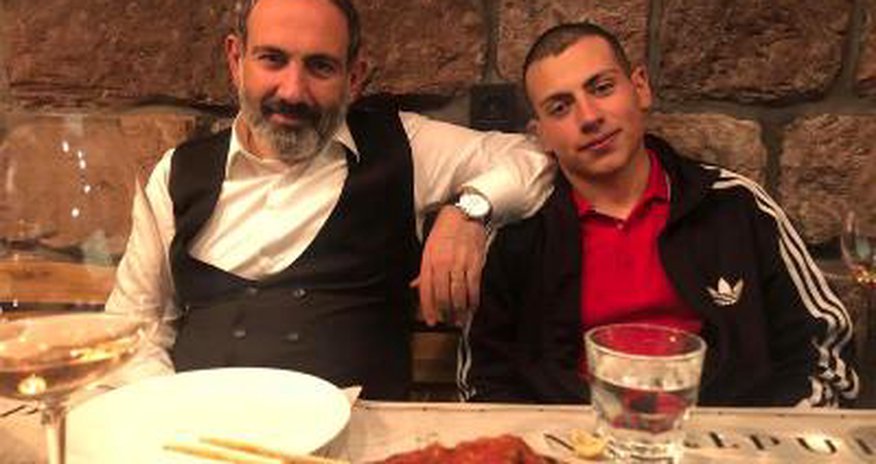 Nikol Paşinyanın oğluna hücum edilib Nikol Paşinyanın oğluna hücum edilib