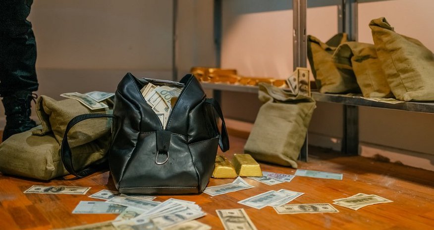 Bakıda evdən 110 min dollar pul oğurlanıb Bakıda evdən 110 min dollar pul oğurlanıb