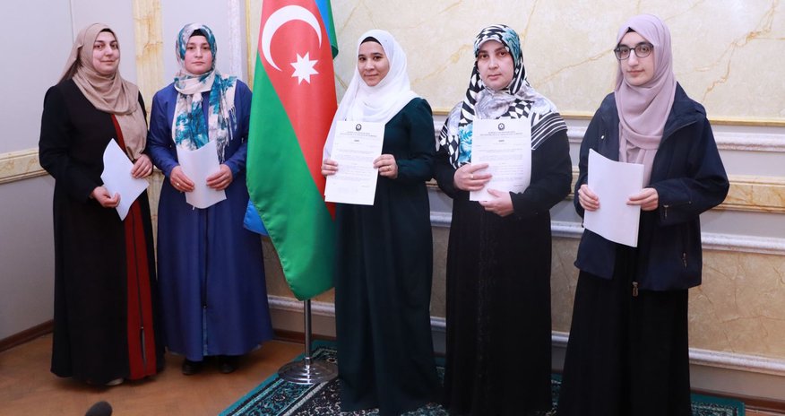 Daha 5 qadın dini ayin icraçısı məscidlərə təyinat alıb Daha 5 qadın dini ayin icraçısı məscidlərə təyinat alıb