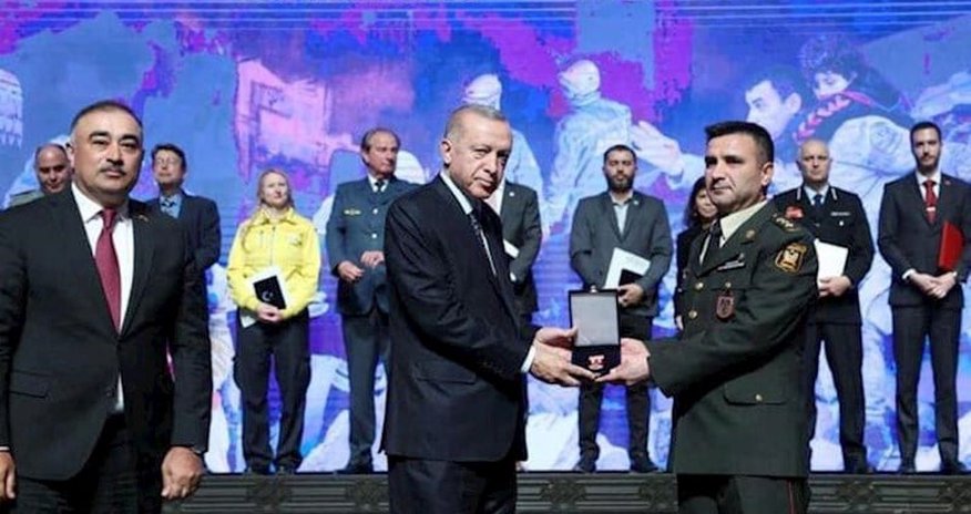 Ərdoğan Azərbaycan hərbçisini mükafatlandırdı Ərdoğan Azərbaycan hərbçisini mükafatlandırdı