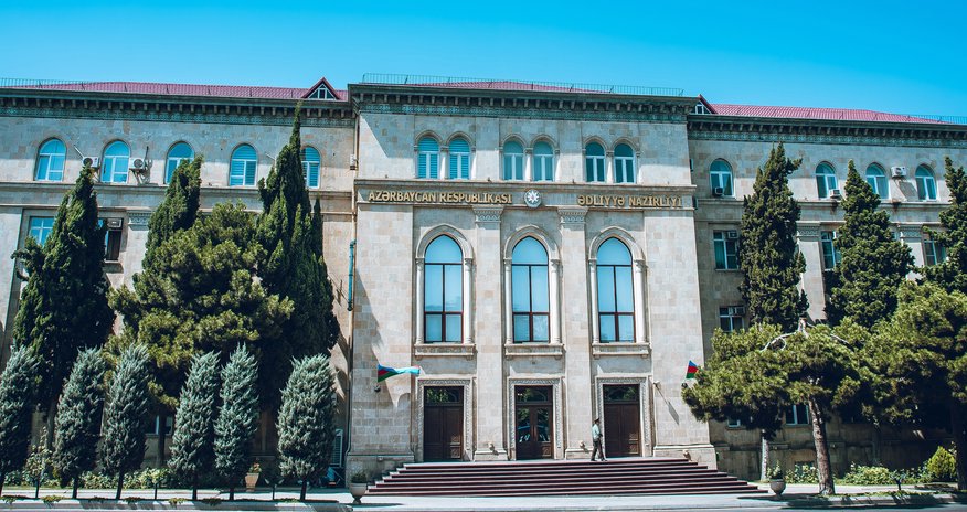 Ədliyyə Nazirliyinin qarşısında aksiya - Canlı Yayım Ədliyyə Nazirliyinin qarşısında aksiya - Canlı Yayım