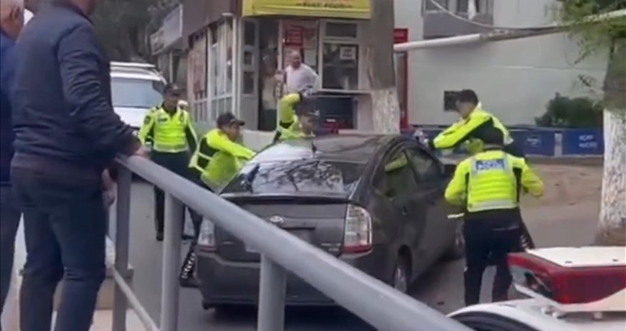 Sürücü maşını polislərin üzərinə sürdü - VİDEO Sürücü maşını polislərin üzərinə sürdü - VİDEO