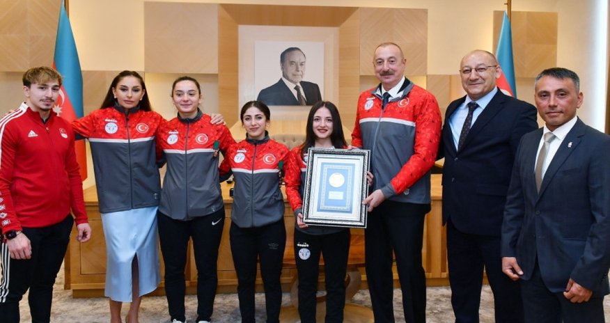 İlham Əliyev və Mehriban Əliyeva Türkiyə idmançıları ilə görüşüblər-YENILƏNIB İlham Əliyev və Mehriban Əliyeva Türkiyə idmançıları ilə görüşüblər-YENILƏNIB