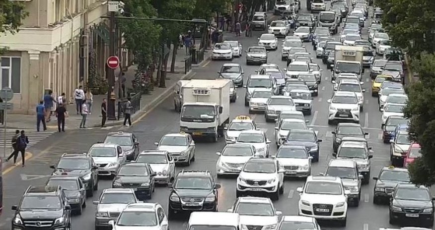Bakının bu yollarında tıxac var Bakının bu yollarında tıxac var