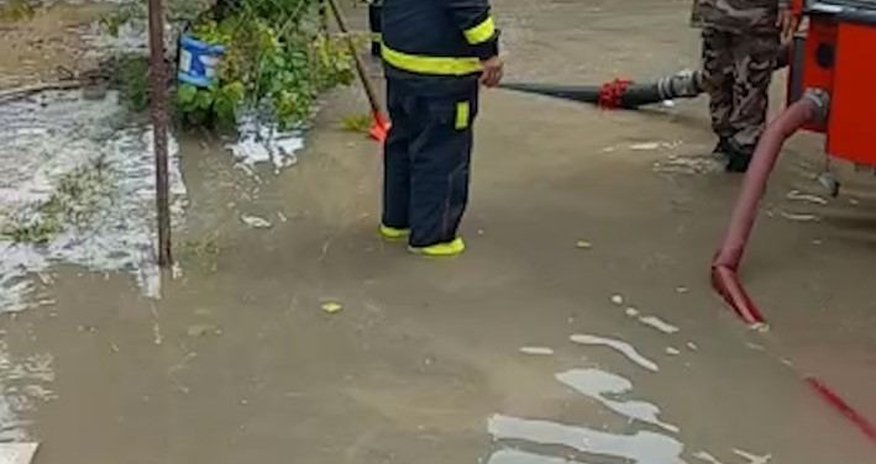 Biləsuvarda yaşayış evlərini və həyətyanı sahələri su basıb Biləsuvarda yaşayış evlərini və həyətyanı sahələri su basıb