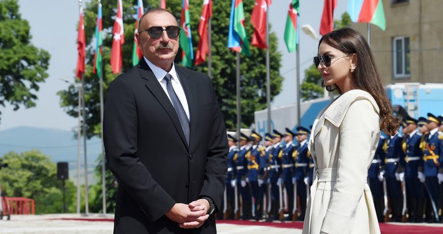 Президент Ильхам Алиев и первая леди Мехрибан Алиева совершили поездку в Шушу Президент Ильхам Алиев и первая леди Мехрибан Алиева совершили поездку в Шушу