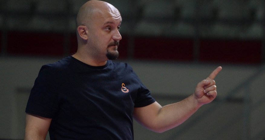 Qadın voleybolçulardan ibarət Azərbaycan millisinə yeni baş məşqçi təyin olunub Qadın voleybolçulardan ibarət Azərbaycan millisinə yeni baş məşqçi təyin olunub