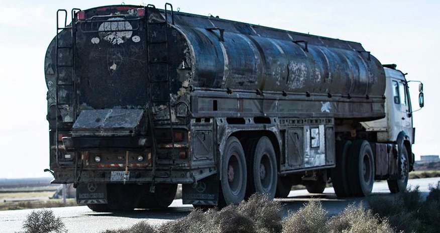 Военные США вывезли с северо-востока Сирии в Ирак 42 цистерны с нефтью Военные США вывезли с северо-востока Сирии в Ирак 42 цистерны с нефтью