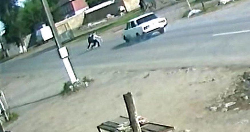 В Азербайджане автомобиль сбил школьников В Азербайджане автомобиль сбил школьников