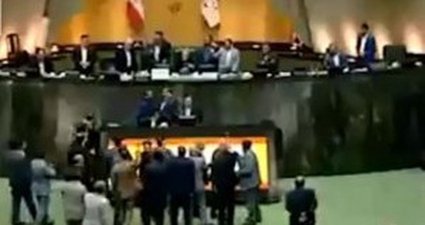 İran parlamentində dava düşüb İran parlamentində dava düşüb