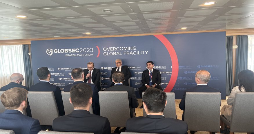 Hikmət Hacıyev və Armen Qriqoryan Azərbaycan-Ermənistan əlaqələri və regionda sülh prosesi barədə danışıblar Hikmət Hacıyev və Armen Qriqoryan Azərbaycan-Ermənistan əlaqələri və regionda sülh prosesi barədə danışıblar
