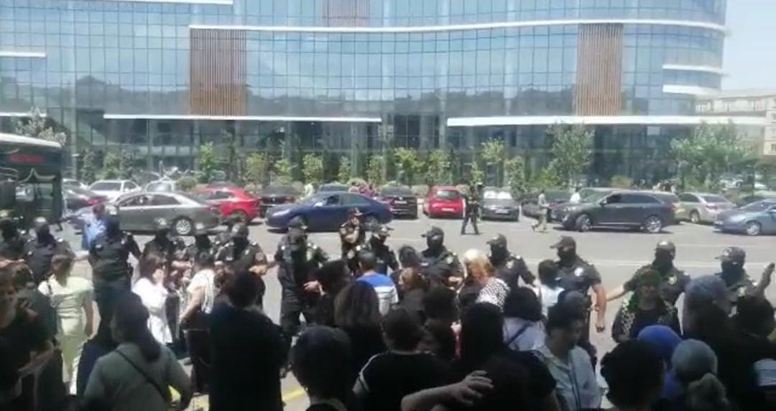 Bir qrup şəxs Prezident Administrasiyasının qarşısında etiraz aksiyası keçirir- VİDEO Bir qrup şəxs Prezident Administrasiyasının qarşısında etiraz aksiyası keçirir- VİDEO