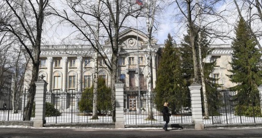 Finlandiya Rusiya səfirliyinin 9 əməkdaşını ölkədən çıxarır Finlandiya Rusiya səfirliyinin 9 əməkdaşını ölkədən çıxarır