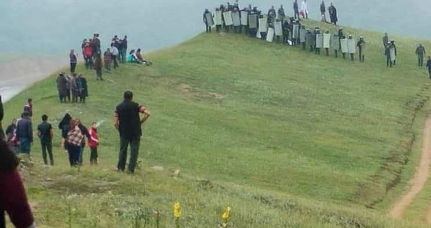 Gədəbəydə polislə vətəndaşlar arasında insident baş verib - Video - Yenilənib Gədəbəydə polislə vətəndaşlar arasında insident baş verib - Video - Yenilənib