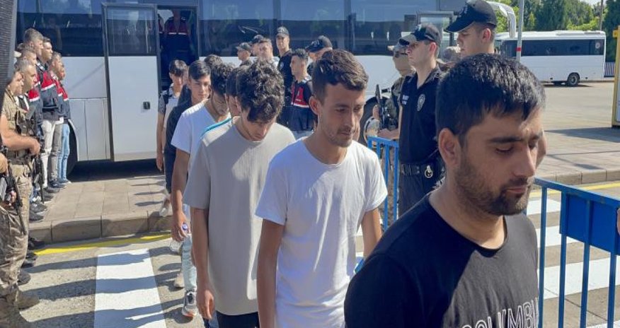 Türkiyədə 138 qeyri-qanuni miqrant Əfqanıstana deportasiya edilib Türkiyədə 138 qeyri-qanuni miqrant Əfqanıstana deportasiya edilib