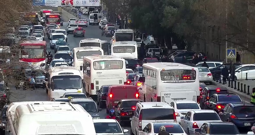 Bu avtobuslar gecikir - Siyasi Bu avtobuslar gecikir - Siyasi
