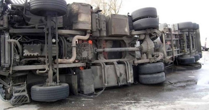 На дороге Баку-Газах столкнулись грузовики, погибли два человека На дороге Баку-Газах столкнулись грузовики, погибли два человека