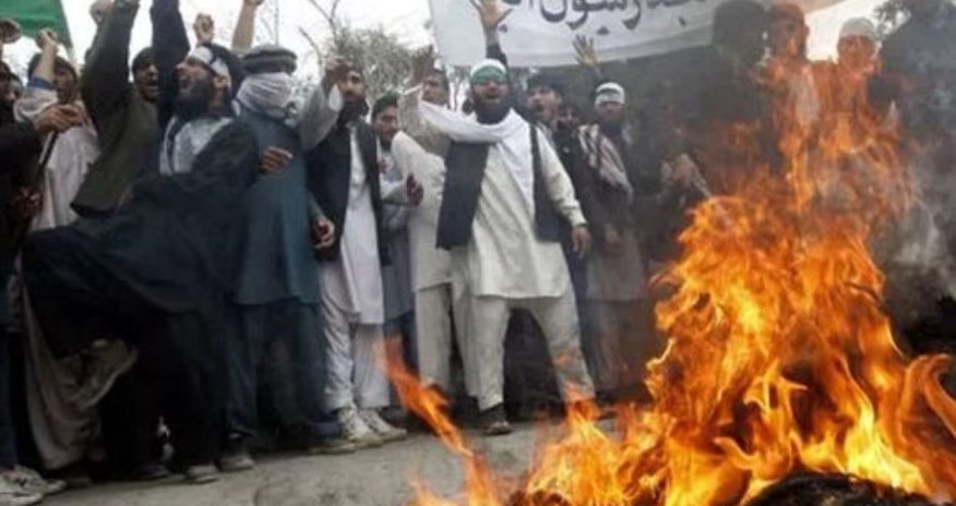 Taliban Əfqanıstanda musiqi alətlərini yandırıb Taliban Əfqanıstanda musiqi alətlərini yandırıb