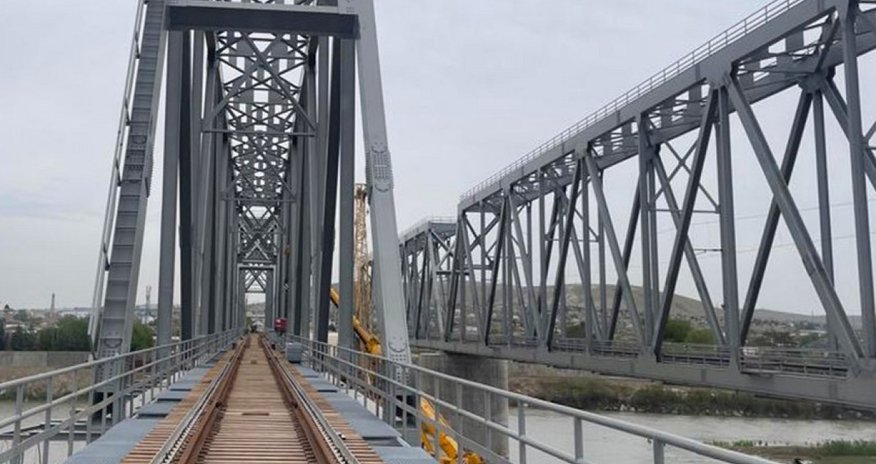Kür çayı üzərində yeni dəmir yolu körpüsü istismara verilir Kür çayı üzərində yeni dəmir yolu körpüsü istismara verilir