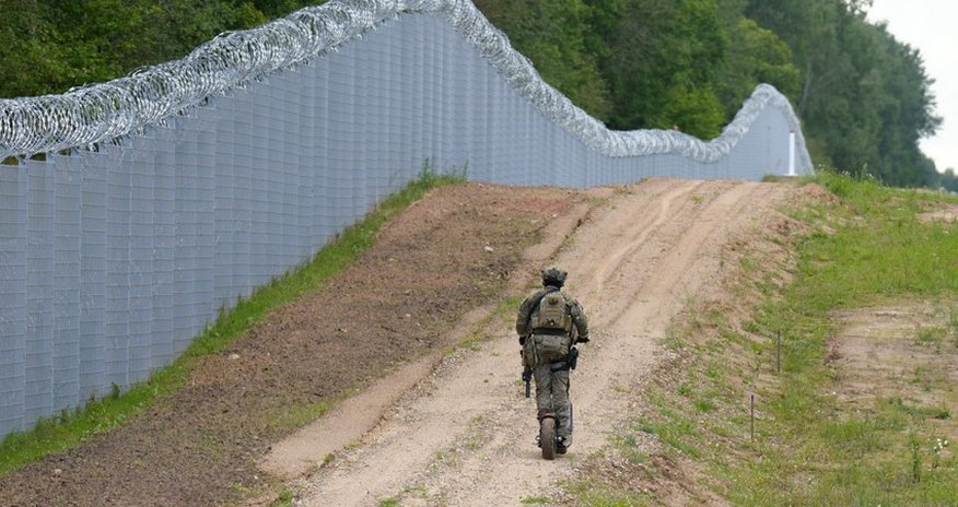 Польские пограничники сообщили о нападении нелегалов на границе с Беларусью Польские пограничники сообщили о нападении нелегалов на границе с Беларусью