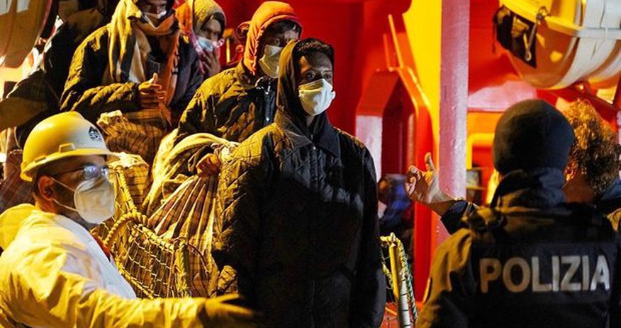 Почти 2 000 мигрантов высадились на итальянском острове Почти 2 000 мигрантов высадились на итальянском острове